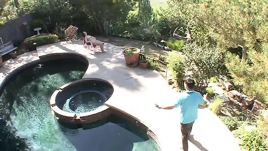 Отчим трахает обнаженную загорелую тугую киску