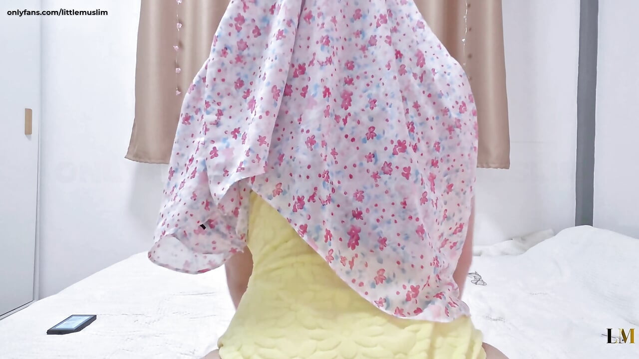 Punto De Vista: Una Chica Hijab De Malasia Que Se Siente Sexy En Traje Amarillo Mostrando Su Cuerpo Y Su Gran Culo
