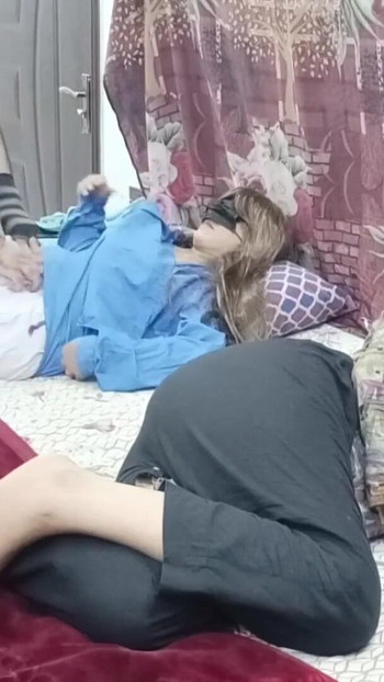 Spektakularan trenutak iz filma "Desi pakistanski muž vara sa školarkom pored supruge"