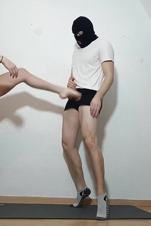 Ballbusting in Knappen Bikini