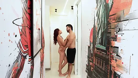 Я осталась дома одна со своим сводным братом и соблазняю его набить мою киску молоком