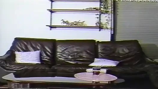 Klasik olgun esmer kanepede parmaklanıyor ve orgazm olmak için yalanıyor
