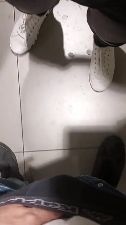 "Alışveriş yaparken onunla tanıştım, bana umumi tuvalette sakso çekiyor ve büyük bir döl yutuyor" dan unutulmaz bir an