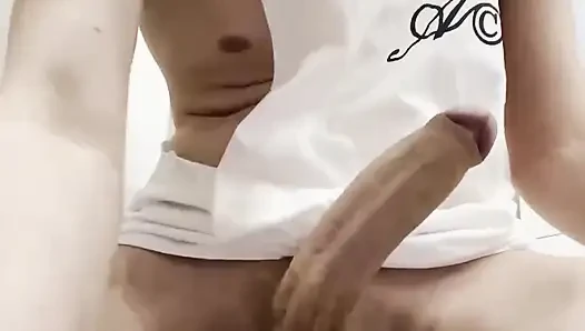 Yarağı ölçüyor ve boşalıyor