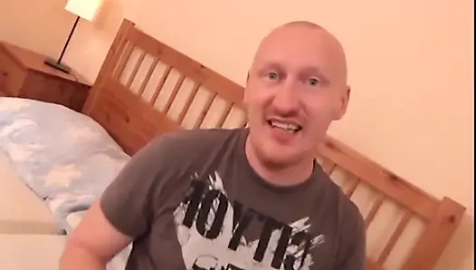 Pulsierender schwanz bohrt enge löcher, bis sie klaffen