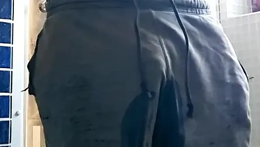 Çaresiz yumuşak yarak ıslatan pantolon - sidik