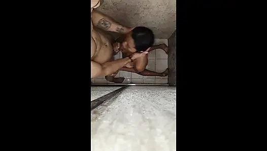 ICH HABE EINE KAMERA IM BADEZIMMER AUFGESTELLT UND SIE FILMT MEINE STIEFSCHWESTER BEIM DUSCHEN, DANN GEHE ICH MIT IHR INS BADEZIMMER UND WIR HABEN SEX ZUSAMMEN