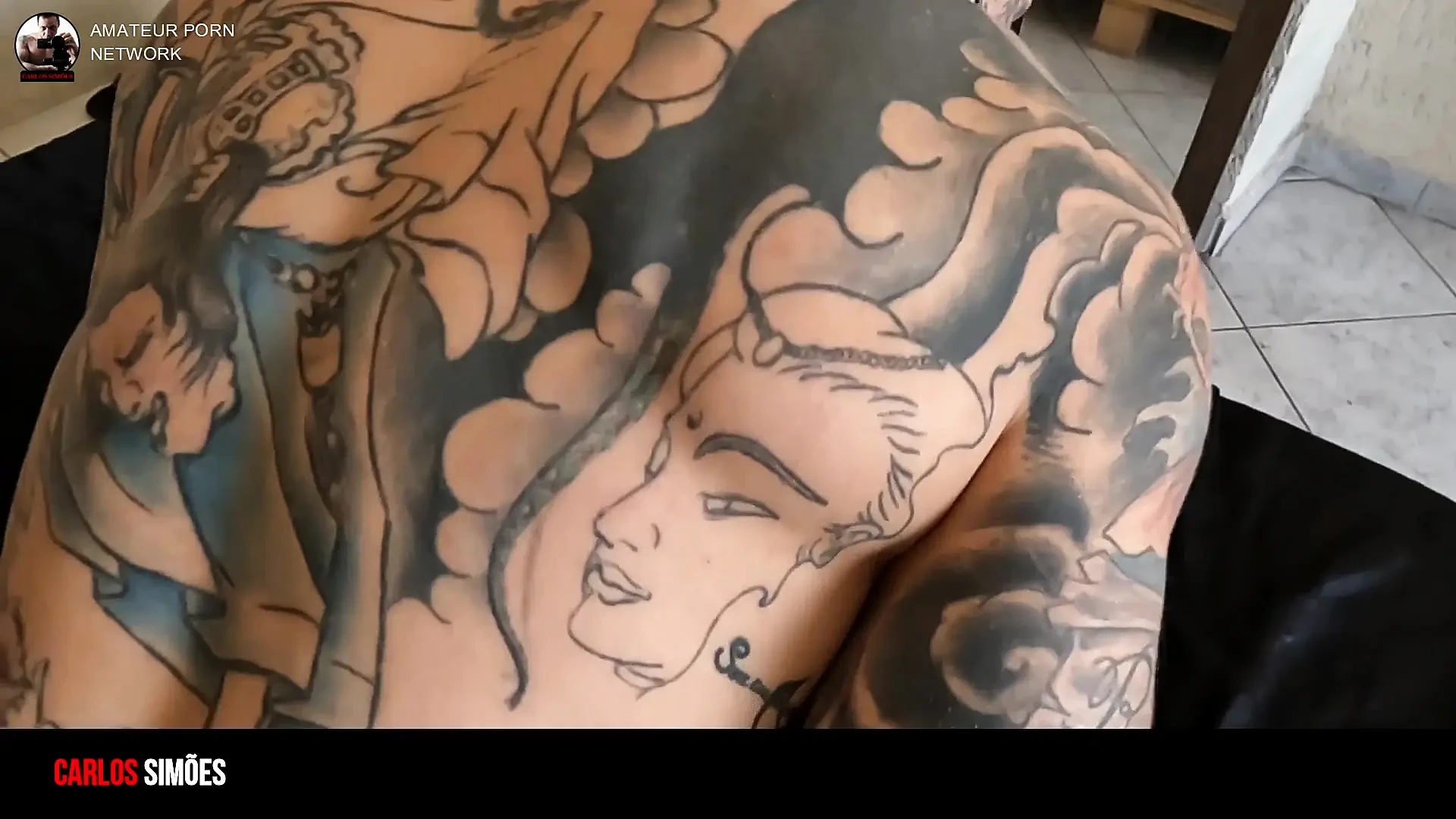 Un homme tatoué s’amuse avec une brune sexy