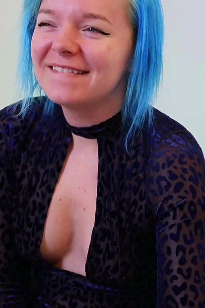 Rat ke khane ki mej par darpok hathon se chudaee