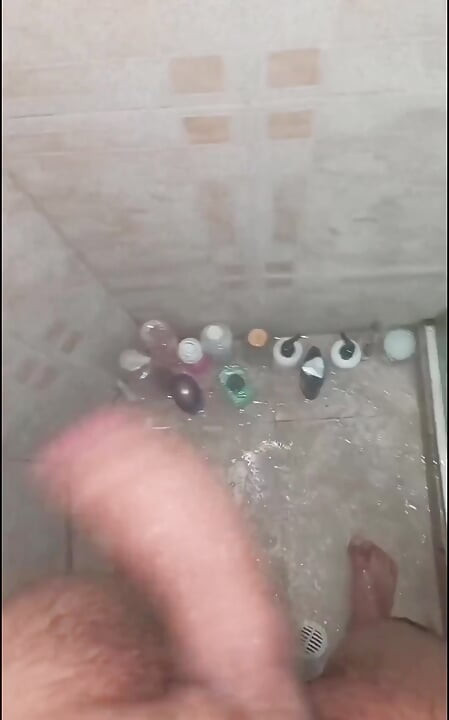 Lilith'in oğlu büyük sünnetsiz yarağını sıvazlıyor ve kendi dölünü yiyor