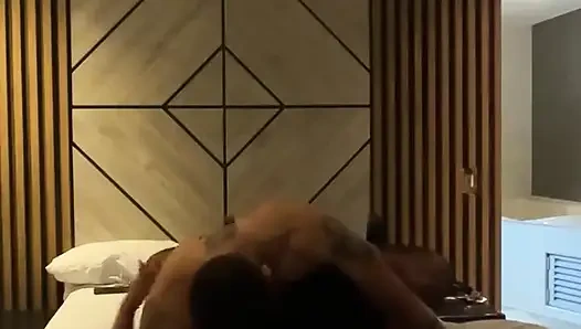 Die unterwürfige Ehefrau hat spritzende Orgasmen, die überall auf dem Bett nassen