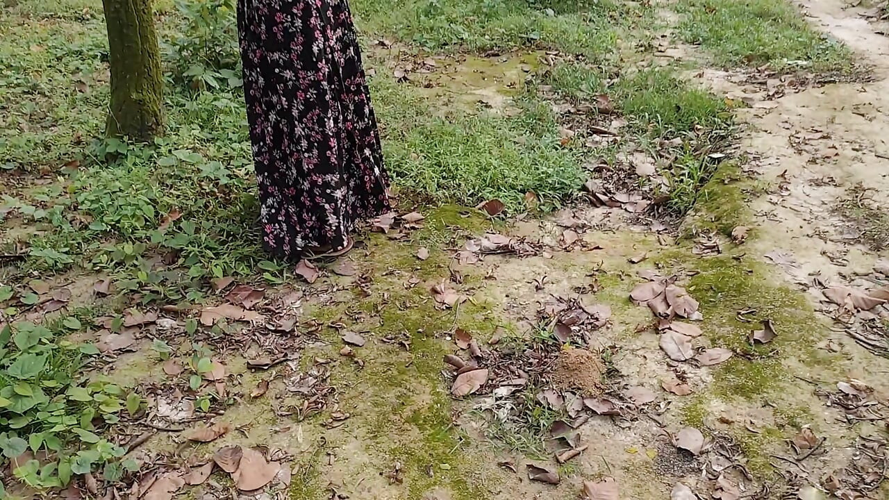 Seks na otvorenom. Dok je šetao džunglom, odveo je indijsku bengalsku prelepu devojku kući i jako je jebao. Video deo-01