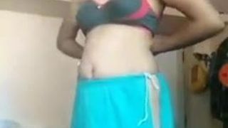 Bhabhi showing her body