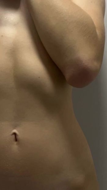 šťavnatá sexy holka v koupelně ukazuje tělo