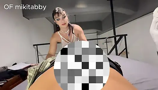 Шлюшка сосет хуй так сексуально в видео от первого лица