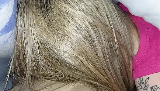 Teman sekelasku membangunkanku di malam hari untuk ngocok kontolku di bawah selimut.