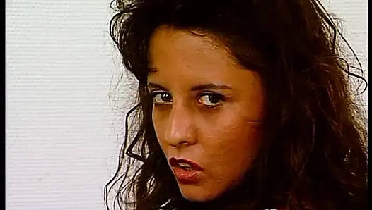 Casting cewek rambut cokelat lagi asik muasin memeknya pakai dildo