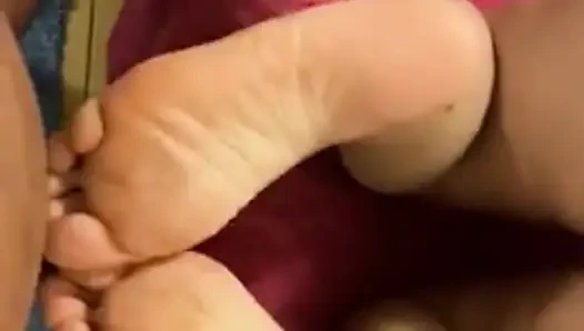 Footjob terbaik dengan banyak susu