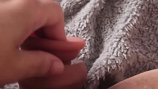 Memek aduhai cewek sange ini lagi asik dientot habis-habisan sampai mengerang keenakan