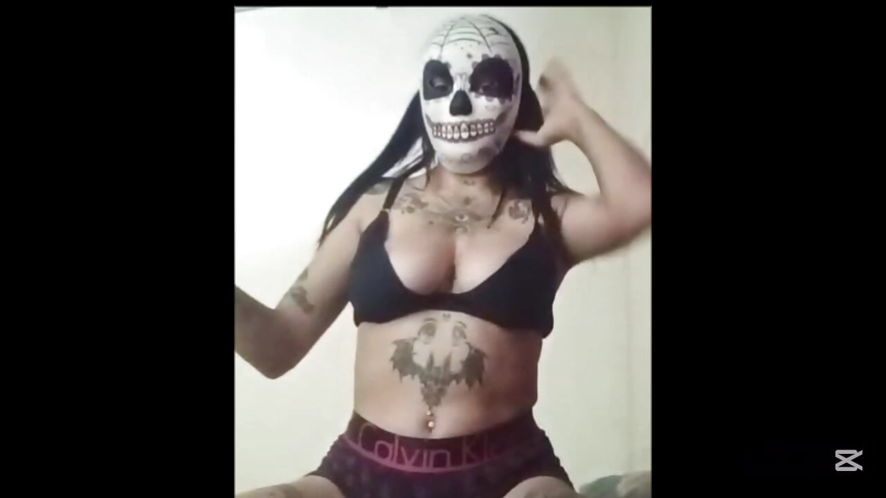 Pequeña joven jugando sola con una almohada