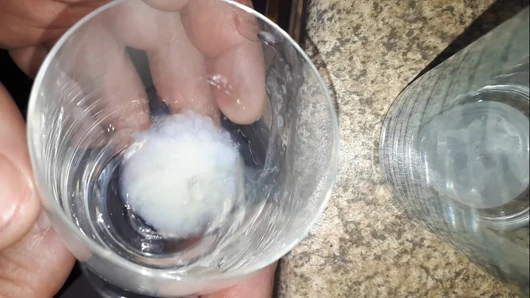 Şampanya bardağında toplanan sperm.