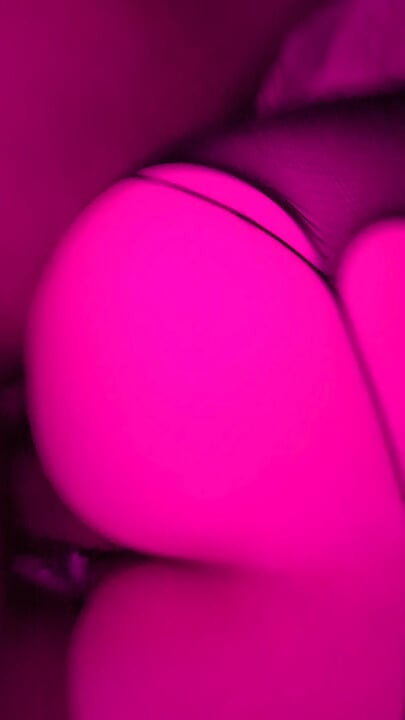 ホットな妻が情熱的なミッションaryとドッグスタイルで深く突かれ、びしょ濡れで大きな喘ぎ声をあげる!