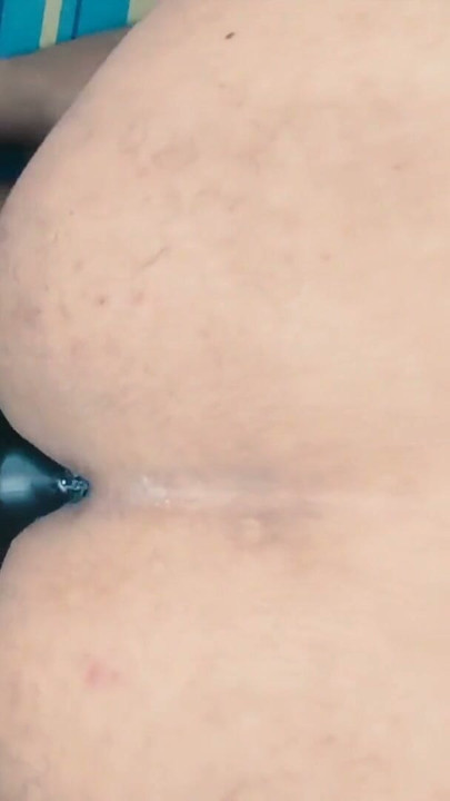 mujer lamiendo ano de un chico sexo pegging con dildo doble | Clip 3