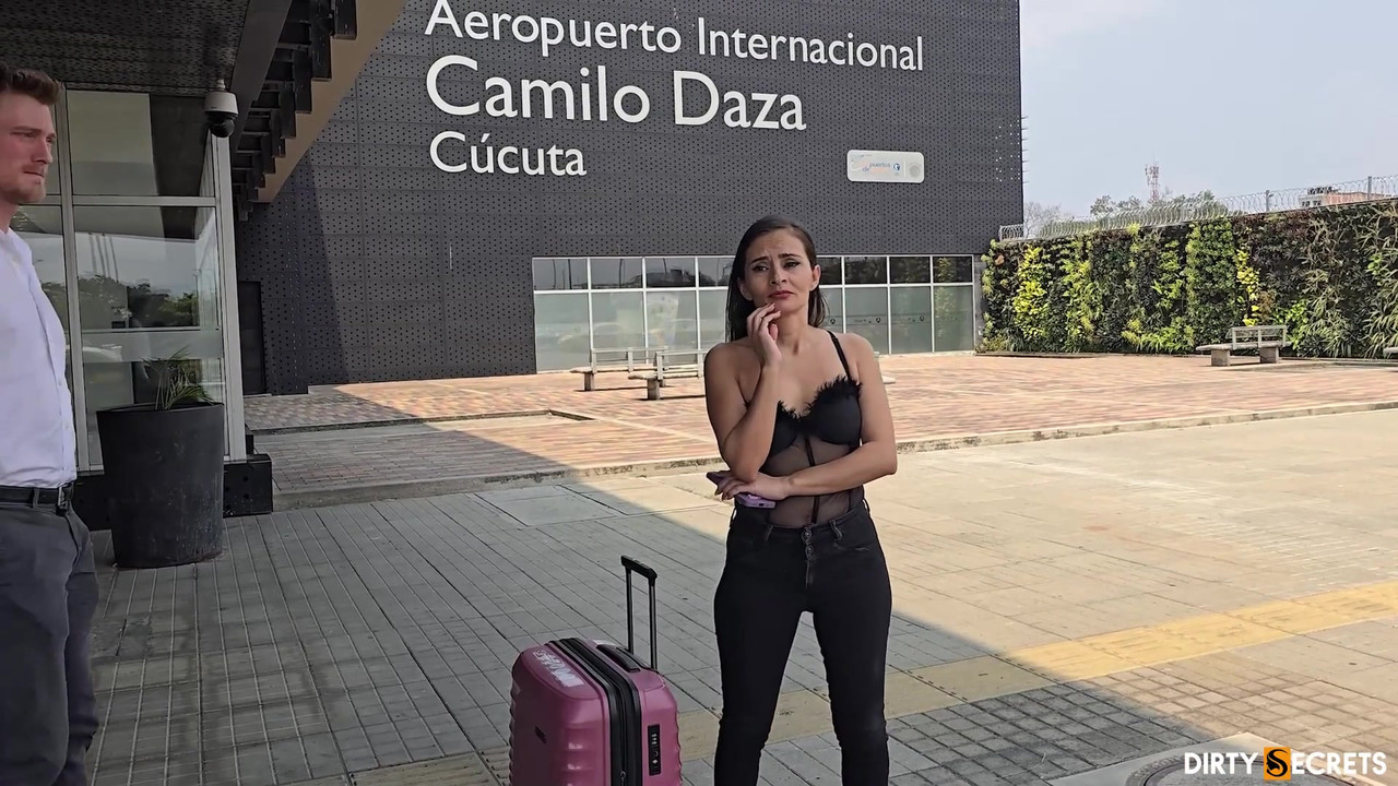 我在机场遇到一个陌生人，最后我们做爱了