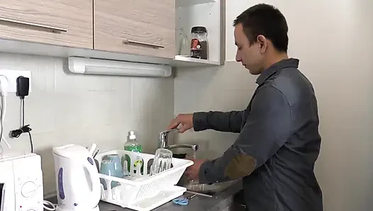 Büyük memeli ve altın saçlı seksi bir kızla Alman seksi sert bir yarakla ağzına alıyor