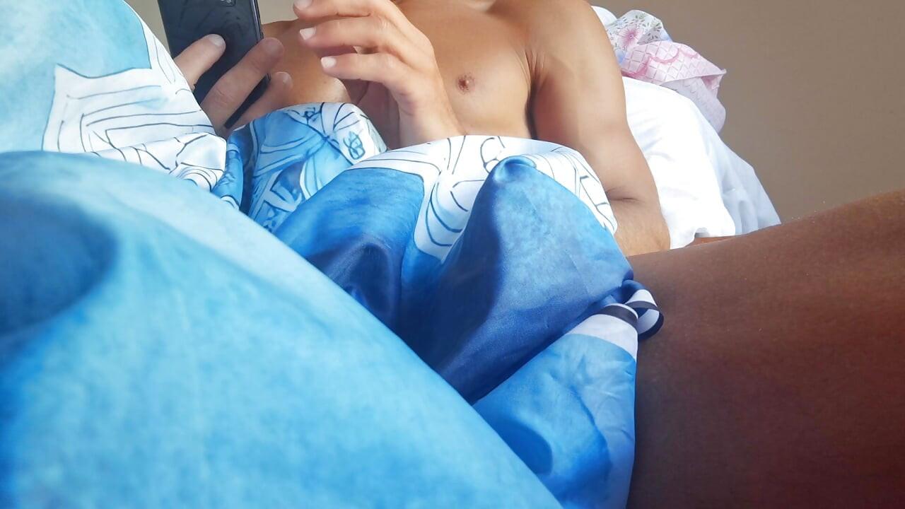 Jerking Off While Replying to Fans Messages – Doorbell Ruined My Edge