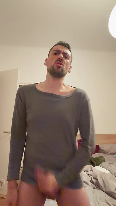 Ateşli baba mastürbasyon yapıyor ve kalın bir döl alıyor