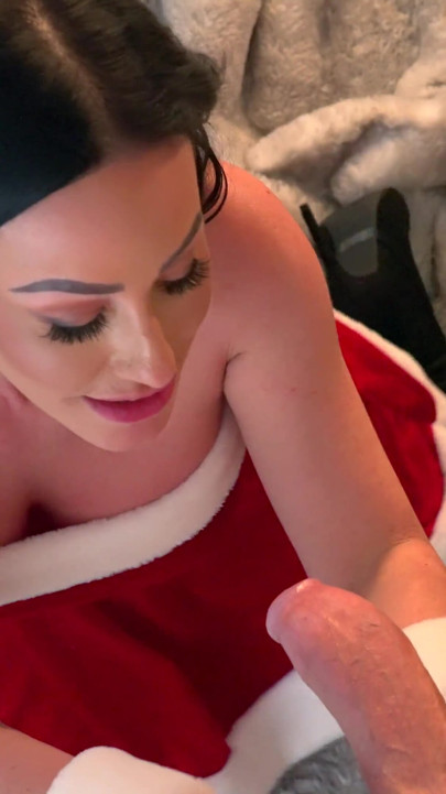 Fuck Me Under the Mistletoe - S4 E1