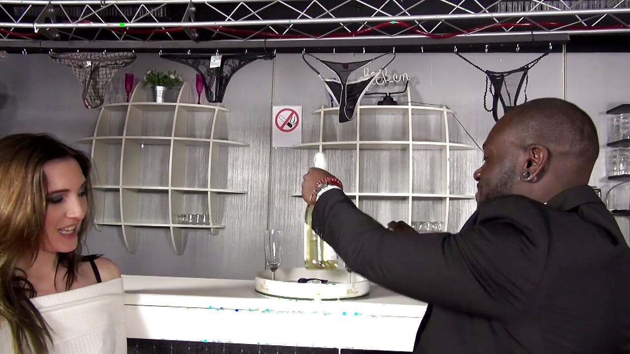 शरारती लड़की अपनी गीली चूत में बड़े काले लंड के साथ खुश हुई