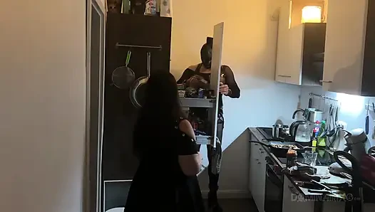 Dominante MILF dehnt latex-subs arsch weit in der küche