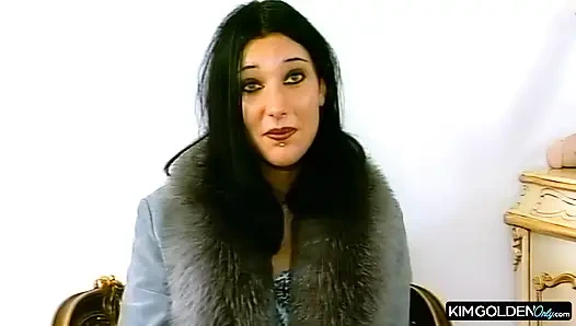 Verfuehrerische Bruenette mit Toys in Ekstase