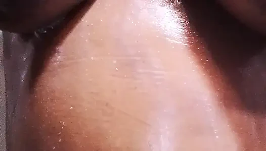 Tanya-tanya di kamar mandi saudara tiriku