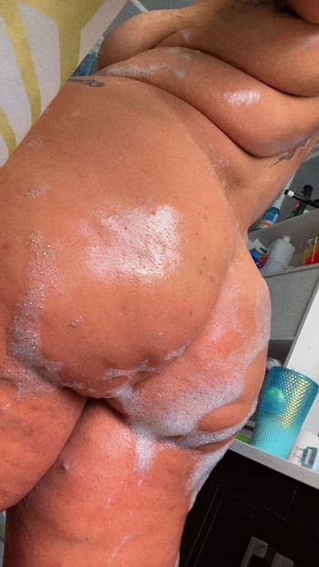 FAT ASS Latina Twerks & Claps Ass in Shower