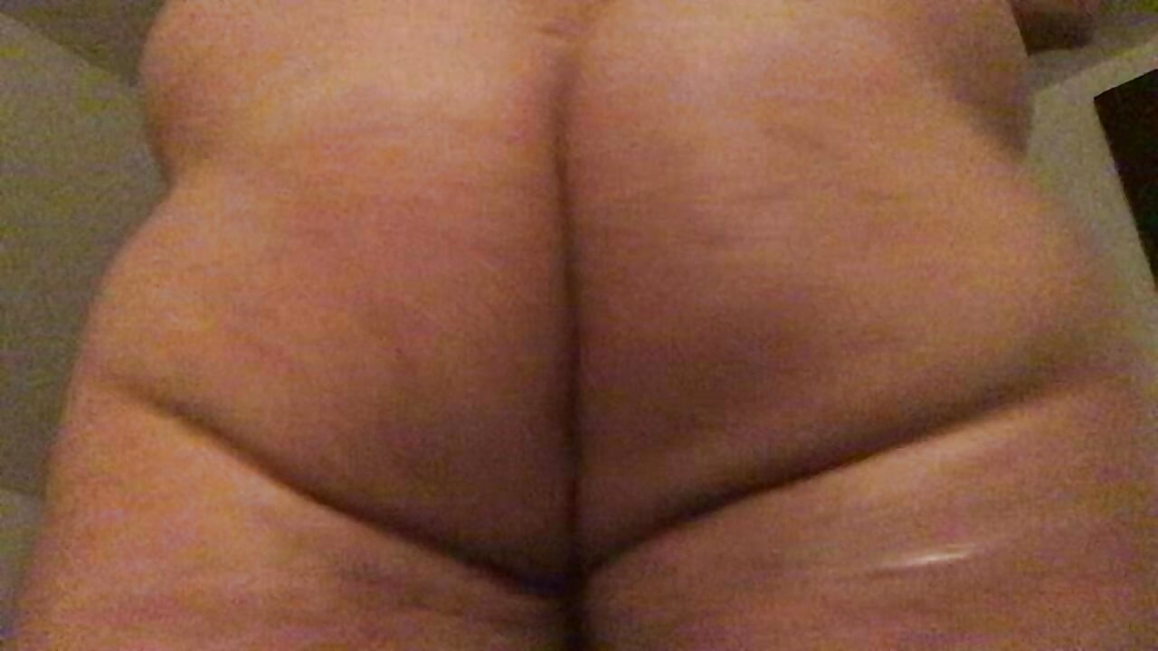 Naked Chub Shakes and Jiggles His Big Fat Oiled Up Ass in Slow Motion
