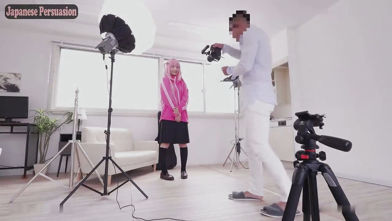 Conheci um cara nas redes sociais - Seu primeiro cosplay a leva à tentação