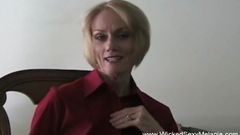 Хорошенькая и возбужденная бабушка в любительском видео