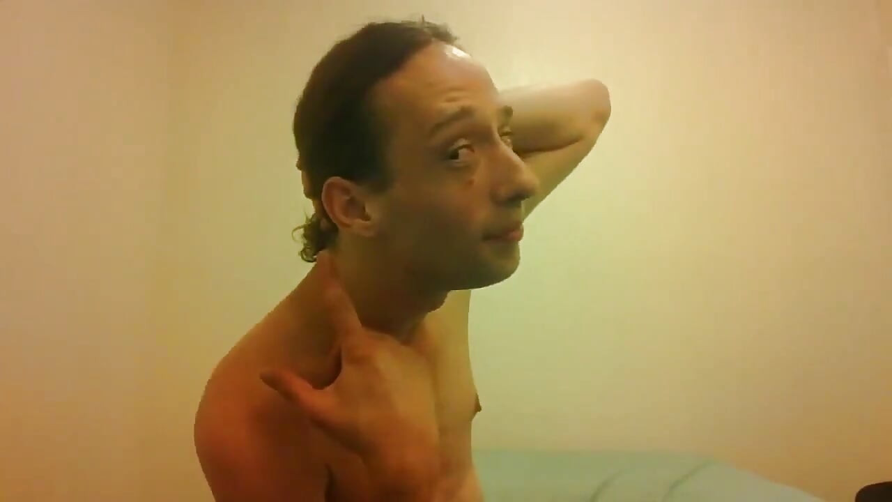 Topless transgirl poruszająca uszy bez użycia rąk