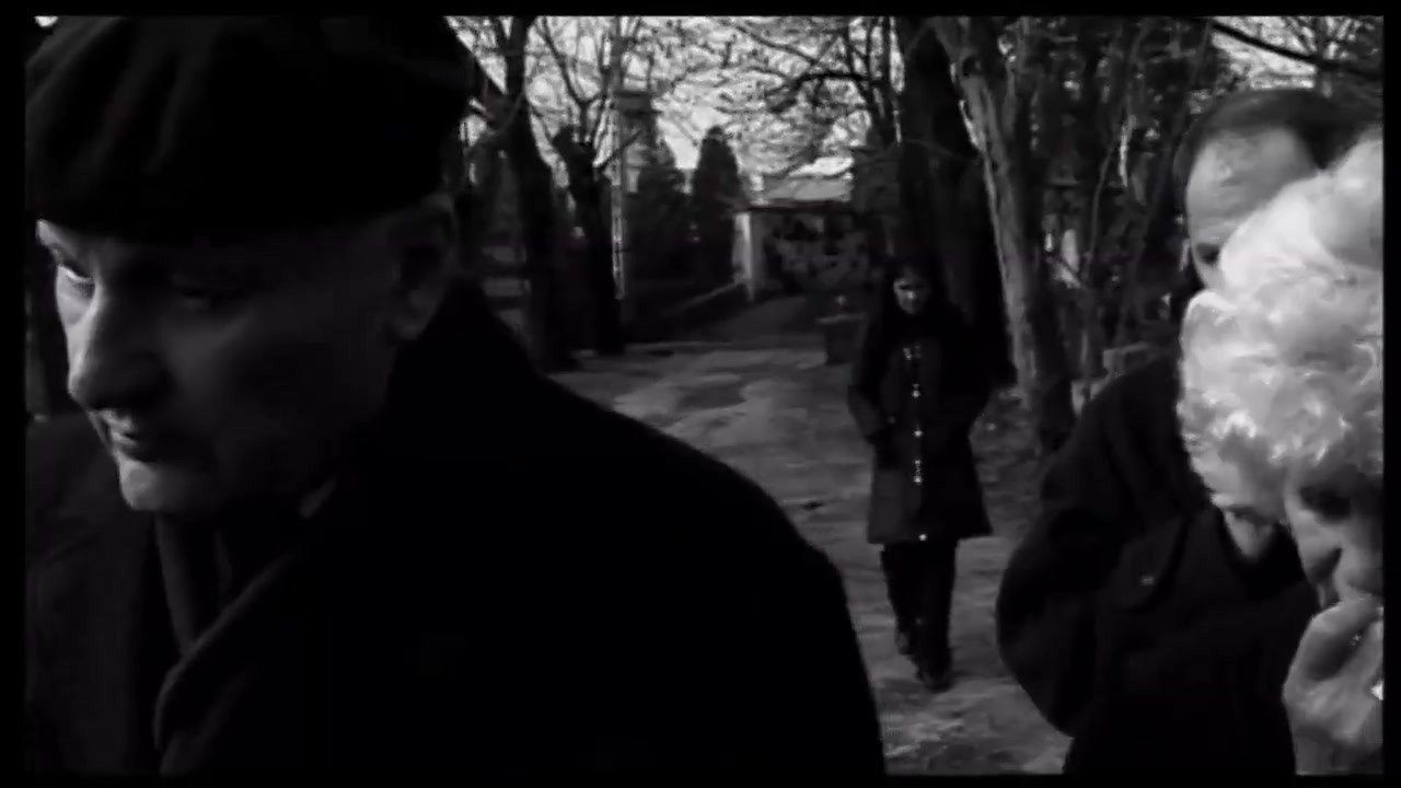 美しいブロンドの大きな胸が、口の中のペニスが大好きです