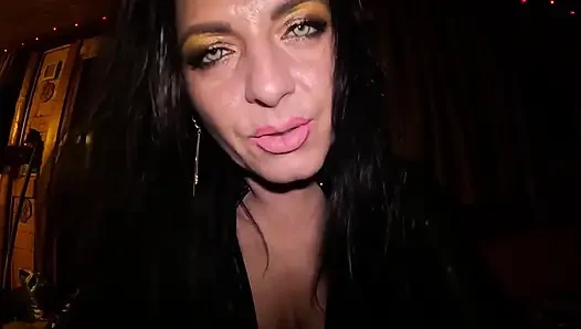 Доминирование инструкции по вампира - гоняющие шлепки, плевок и покорность