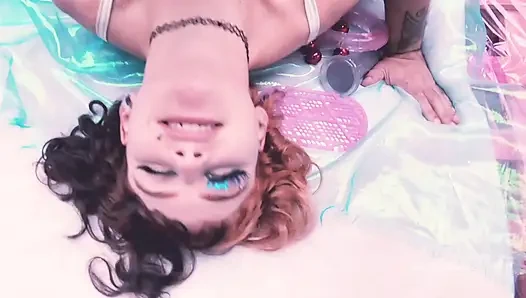 Pasangan Yang Bertemu Di Karnaval Akhirnya Berhubungan Seks Di Sudut Pertama Yang Mereka Temukan