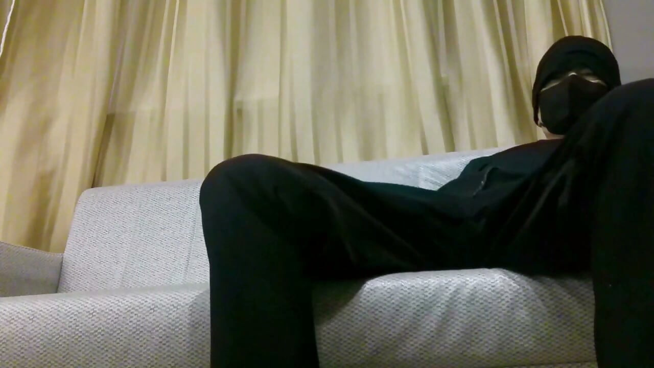 Isang magandang mature na babae ang sumusupsop sa seksi na titi sa sofa, gumagawa ng sloshing na tunog gamit ang laway niya.