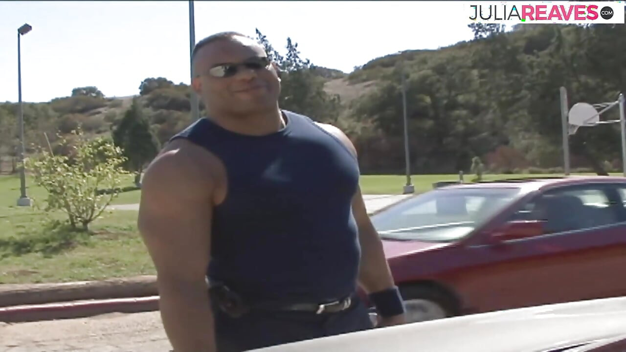 Rubia se inclina mientras una enorme polla negra empuja su coño por detrás