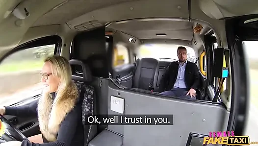 Female fake Taxi - heiße blondine lutscht und fickt ihren tarif
