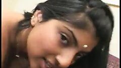 Mooi Indisch meisje met een geweldige kont zuigt aan een lul en wordt geboord