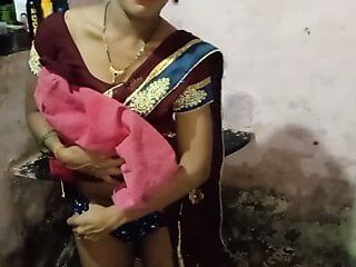 Niña india en un sari tiene sexo rápido con cuñado