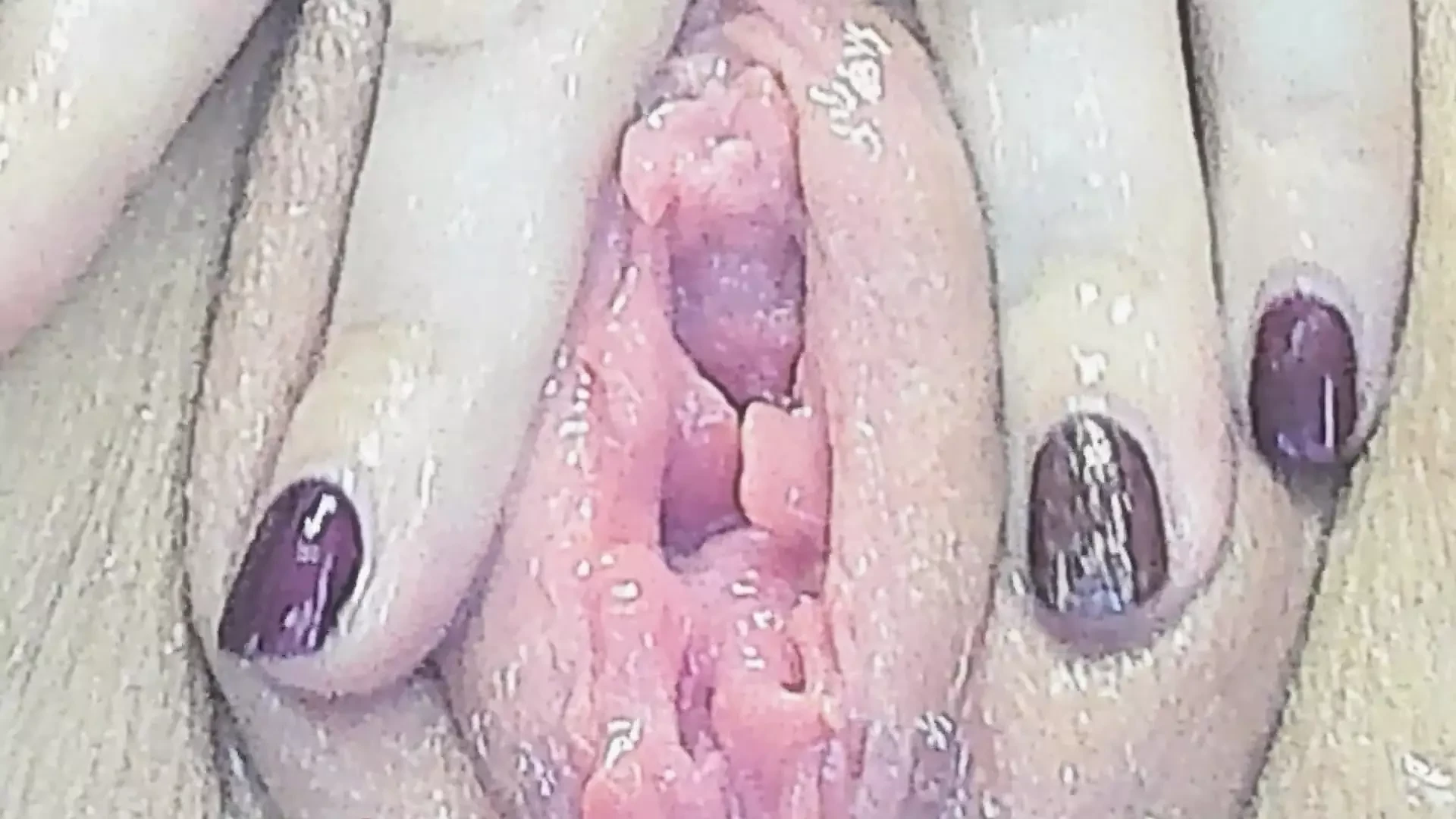Vibratore rosa orgasma la figa squirta